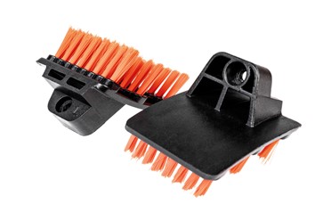  Robot koszący Sunseeker Elite X5 Gen 2 AWD pracujący na stromym zboczu.