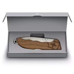 Scyzoryk Victorinox Evoke Wood z rękojeścią z drewna, zwycięzca Red Dot 2023. Elegancka konstrukcja z wysokiej jakości ostrzem ze stali nierdzewnej.