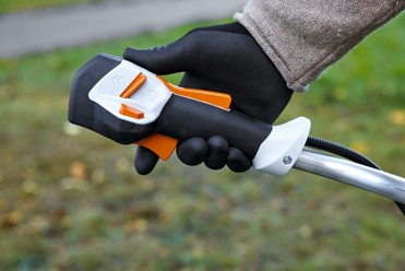 Elektryczna kosza marki Stihl z widocznym silnikiem i głowicą tnącą.