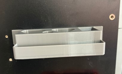 Uchwyt ścienny druk 3D na 2x akumulator AS 2, olej bio 50 ml oraz kieszeń na zapasowe łańcuchy do GTA 26