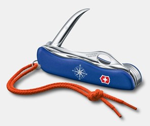 Scyzoryk Victorinox Skipper Pro z niebieską rękojeścią, piłą do drewna, śrubokrętem i smyczą w kolorze pomarańczowym.