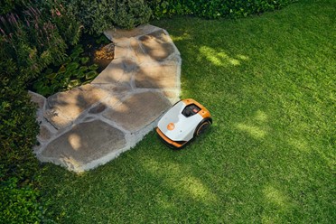 Robot koszący STIHL iMOW® 4 – do trawników 1000 m², z obsługą przez aplikację