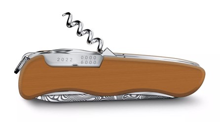 Scyzoryk Victorinox Damast Special Picknicker 2022 – limitowana edycja z ostrzem ze stali Damasteel® o wzorze „Baldur”, okładkami z drewna gruszy.