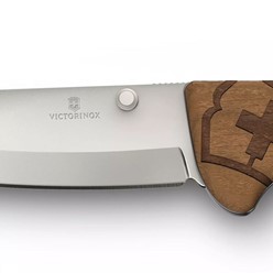 Scyzoryk Victorinox Evoke Wood z rękojeścią z drewna, zwycięzca Red Dot 2023. Elegancka konstrukcja z wysokiej jakości ostrzem ze stali nierdzewnej.