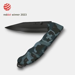 Scyzoryk Victorinox Evoke Alox w kamuflażowym wzorze z czarnym ostrzem. Jest to zwycięzca nagrody Red Dot 2023.