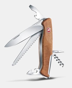 Scyzoryk Victorinox Ranger 55 z drewnianą rękojeścią, piłą do drewna, korkociągiem i otwieraczem. Nagrodzony Red Dot Design Award 2015.