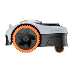 Robot koszący Segway Navimow i210 AWD podczas pracy na trawniku