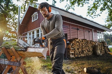 Na obrazku widoczna jest pilarka spalinowa STIHL MS 162 C-BE