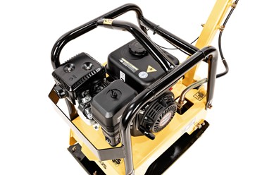 Dwukierunkowa zagęszczarka spalinowa Cedrus ZG06 122kg z widocznym mechanizmem rewersu i kołami