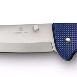 Scyzoryk Victorinox Evoke Alox w niebieskiej rękojeści, z ostrzem ze stali nierdzewnej, zwycięzca w konkursie Red Dot 2023, z zawieszką z paracordu.