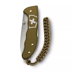 Scyzoryk Victorinox Evoke Alox z brązową rękojeścią, ostrzem ze stali nierdzewnej i linką.