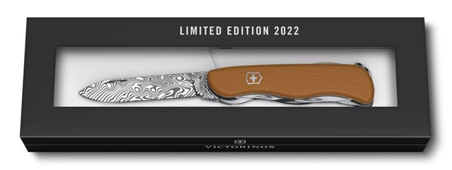 Scyzoryk Victorinox Damast Special Picknicker 2022 – limitowana edycja z ostrzem ze stali Damasteel® o wzorze „Baldur”, okładkami z drewna gruszy.