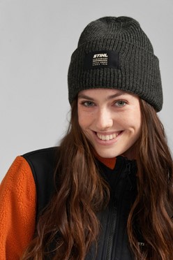 Szara czapka zimowa STIHL OVERSIZED z emblematem „LEGENDARY PERFORMANCE”
