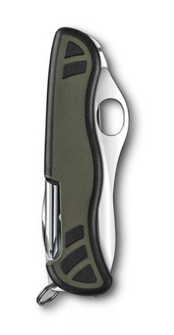 Scyzoryk Victorinox Swiss Soldier’s Knife 08, wyposażony w piłę do drewna, śrubokręt i inne narzędzia, z ergonomiczną rękojeścią w kolorze zielonym.