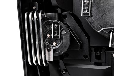  Robot koszący Sunseeker Elite X5 Gen 2 AWD pracujący na stromym zboczu.