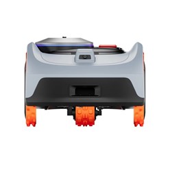 Robot koszący Segway Navimow i210 AWD podczas pracy na trawniku