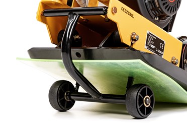 Zagęszczarka spalinowa Cedrus ZG80L 78kg z ramą ochronną silnika i zamontowanymi kołami transportowymi