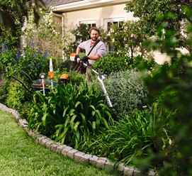 kumulatorowe narzędzie ogrodowe STIHL KMA 80 R. Urządzenie jest w charakterystycznych czerwono-białych kolorach marki STIHL